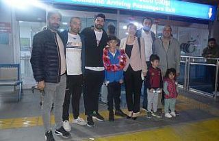 Avrupa ikincisi oldu çiçekle karşılandı