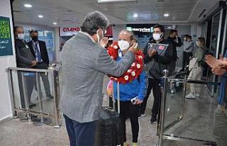 Avrupa Şampiyonu olan Aktaş çiçeklerle karşılandı