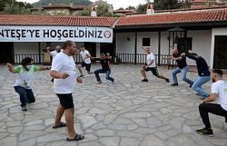 Avrupalı bisikletçiler, Zeybek oynadı