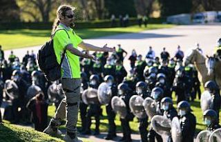 Avustralya polisinden aşı karşıtı protestoculara...
