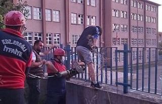Ayağı demire sıkışan çocuğu itfaiye kurtardı