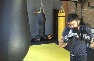 Azerbaycanlı şampiyon kick boksçu ring için hazırlıklara...