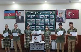 Azeri öğrencilerden Türkiye’ye fidan bağışı