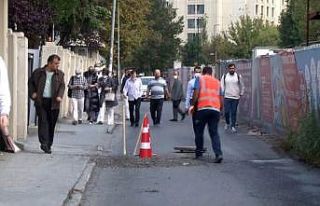 Bahçelievler’de yol çöktü, vatandaşlar yürüyerek...