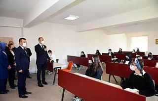 Bakan Gül öğrencilerle buluştu