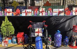 Bakan Özer mavi kapaklarla alınan tekerlekli sandalyeyi...