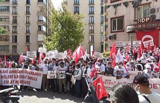 Bakan Yanık’tan, HDP önünde evlat nöbeti tutan...