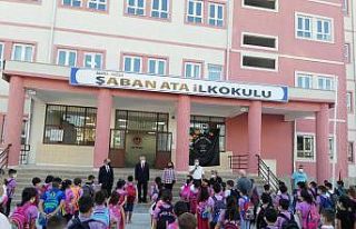 Bakan Yardımcısı Bilgili mezun olduğu okulda öğrencilerle...