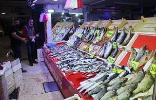 Balık tezgahları şenlendi ama fiyatlar cep yakıyor