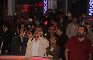 Balkondaki intihar girişimini film gibi izleyip telefonları...