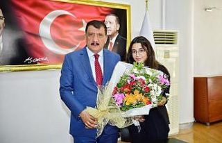 Başarılı öğrencilerden Gürkan’a ziyaret