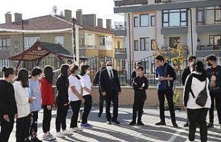 Başkan Altınok’un servisleri gençlerden alkış...