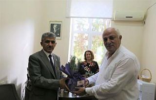 Başkan Atay’dan gazilere çiçek