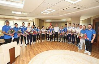 Başkan Büyükakın, şampiyon sporcularını ağırladı