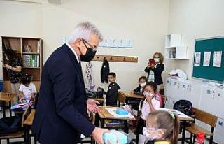 Başkan Erdem öğrencileri unutmadı