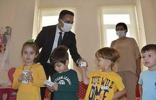 Başkan Erdoğan’dan miniklere süt ikramı