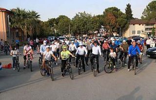 Başkan Örki sağlık için ailesiyle birlikte pedal...