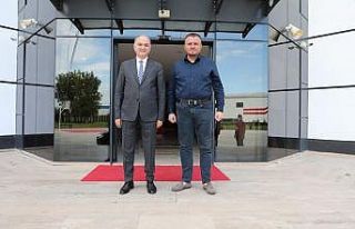 Başkan Özlü Bahçeşehir Kolejini ziyaret etti