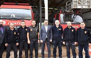 Başkan Özlü, itfaiyecileri yalnız bırakmadı
