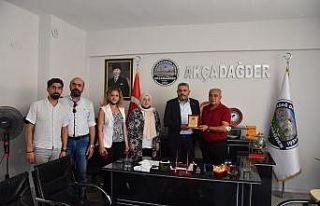 Başkan Sadıkoğlu’na plaket