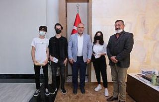 Başkan Sandıkçı YKS’de derece yapan öğrencileri...
