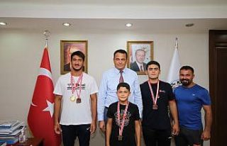 Başkan Ulutaş dereceye giren genç güreşçileri...