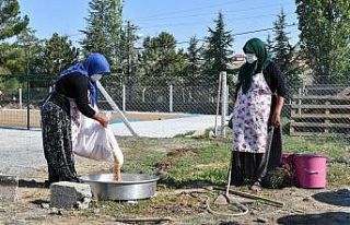 Başkentte ilk hasadın buğdayları kazanlarda kaynatılmaya...