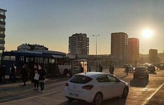 Başkentte kaza yapan araç otobüs durağına daldı:...