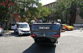 Başkentte ticari taksi ile otomobil çarpıştı:...