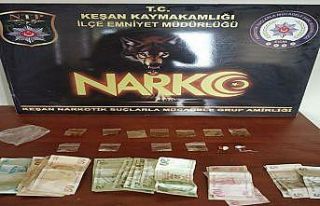 Baskına gelen polisleri gördü, uyuşturucu dolu...