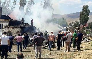 Bayburt’ta çıkan yangında bir evin çatısı...