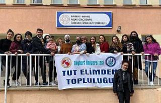 Bayburt’ta üniversite öğrencileri okullarda boyama...