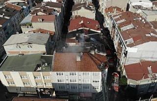 Bayrampaşa’da bir binanın çatısında çıkan...