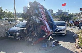 Bayrampaşa’da bir garip kaza: Kamyonet 2 otomobilin...
