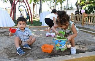Bebeklere özel parkın açılış kurdelesini çocuklar...