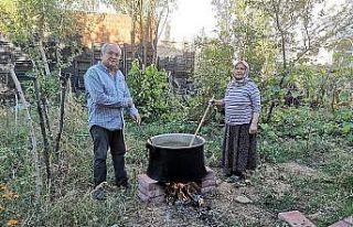 Belediye Başkanı eşiyle birlikte aşkla pekmez...