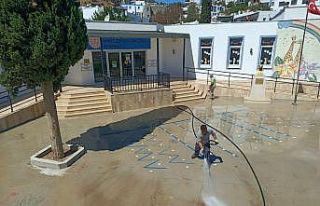 Belediye ekipleri okullarda dezenfeksiyon çalışması...