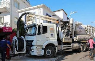 Belediye ekiplerinden su taşkını ve sel riskine...