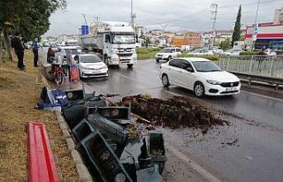 Belediye işçilerini taşıyan römork devrildi:...