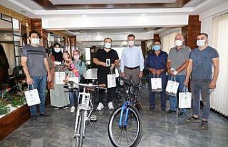 Belediyenin teşvikiyle aşı oldular hediyeleri kaptılar