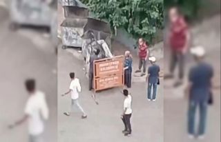 Belediyeye ait tabelayı götürmek isteyen gence,...