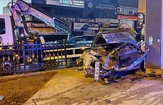 Beşiktaş’ta demir korkuluklara çarpan otomobil...