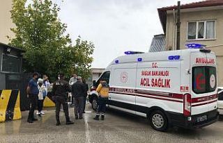 Beton barikatla otomobil arasında kalan yaya yaralandı