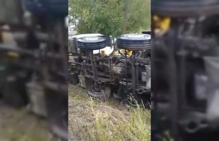 Beton mikser kamyonu devrildi: 2 yaralı