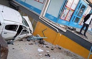 Beylikdüzü’nde otomobil markete daldı, vatandaşlar...