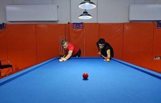 Bilardo şampiyonasında oğul babaya rakip oldu