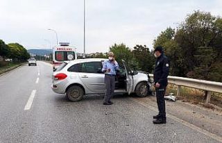 Bilecik’te kontrolden çıkan otomobil bariyerlere...