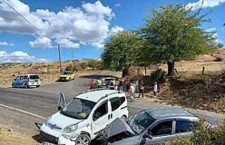 Bingöl’de iki araç kafa kafaya çarpıştı: 2...