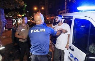 Bir grup genç tartıştıkları sözleşmeli eri...