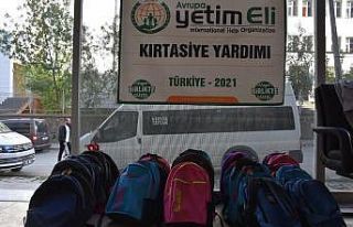 Bitlisli yetimlere kırtasiye yardımı